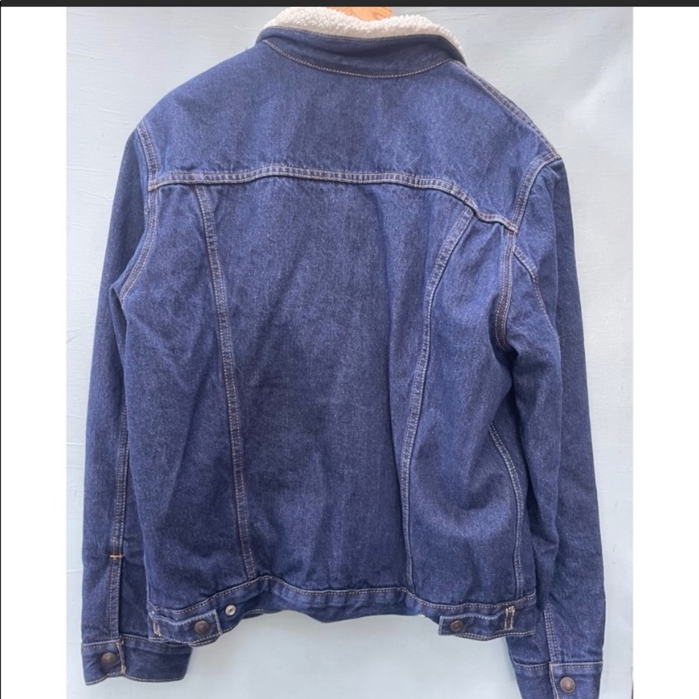 Mens Levi’s Sherpa lined denim jacket. Size L but runs small, more like a medium